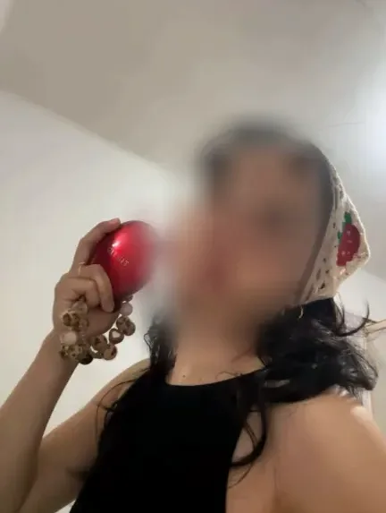 Daniela, 21