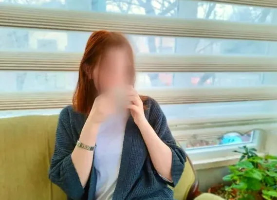 Esra, 24