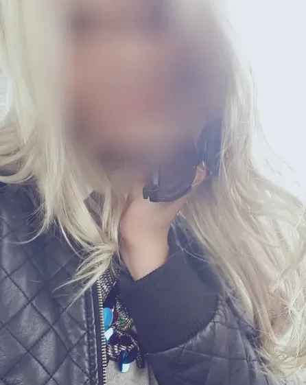 Mia, 32